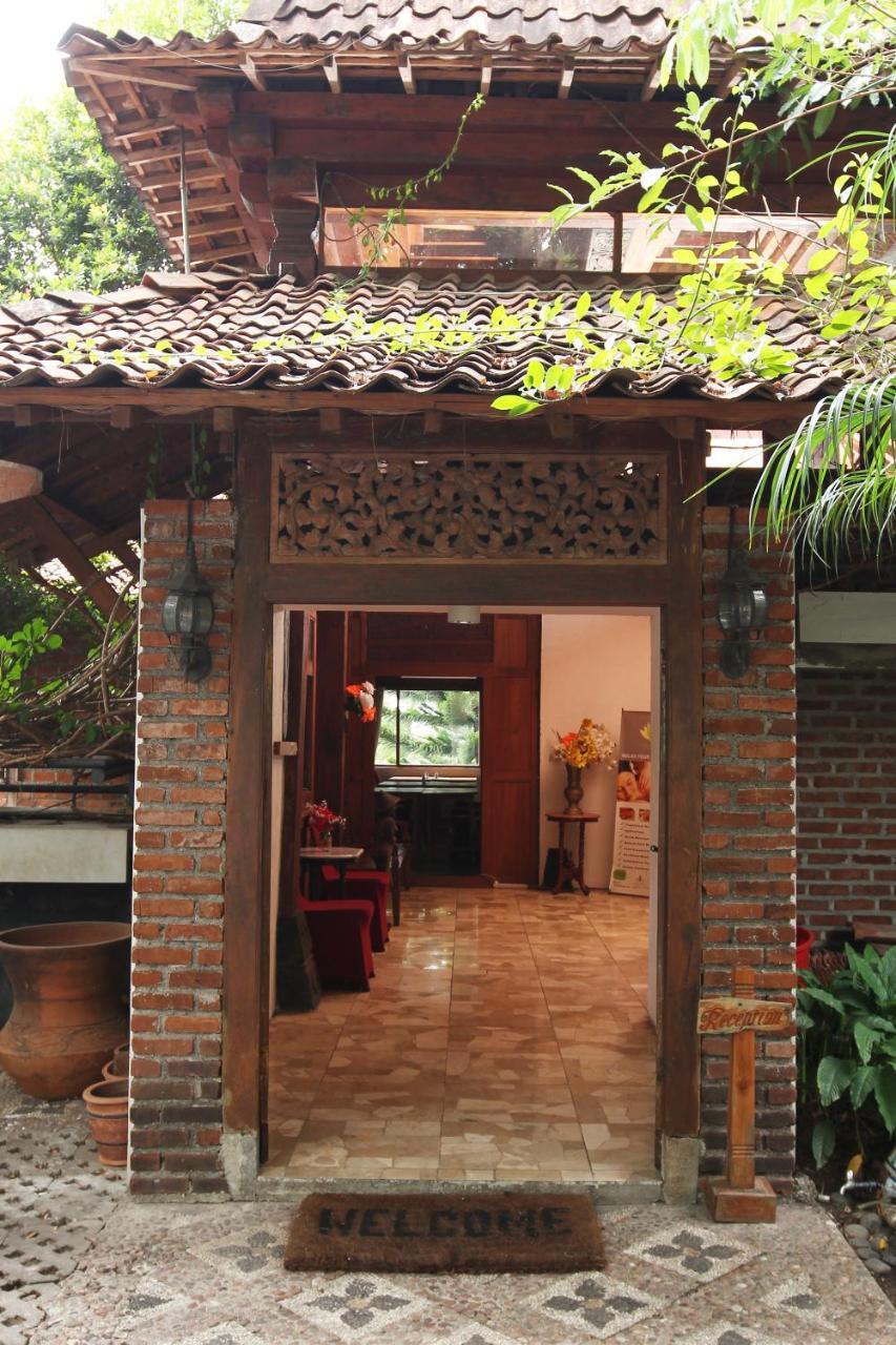 Oyo 171 Lotus Art Garden Bandung